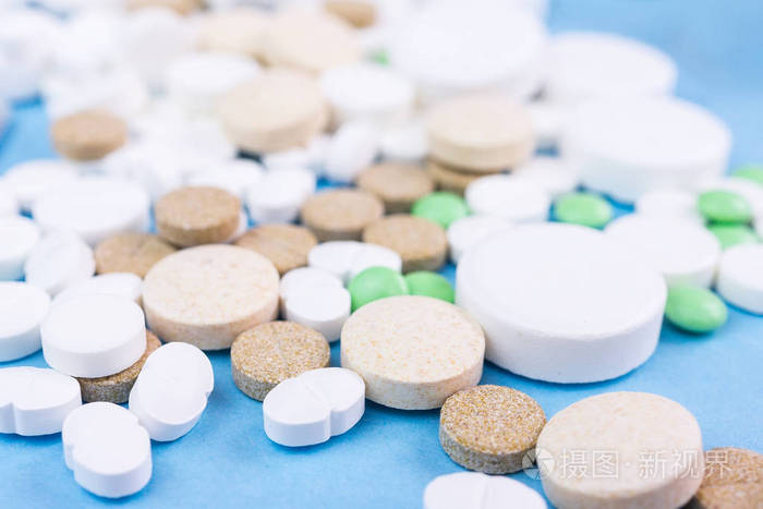 藍(lán)色背景下的醫(yī)藥劑型藝術(shù) 藥丸、片劑、膠囊與栓劑的商業(yè)影像呈現(xiàn)